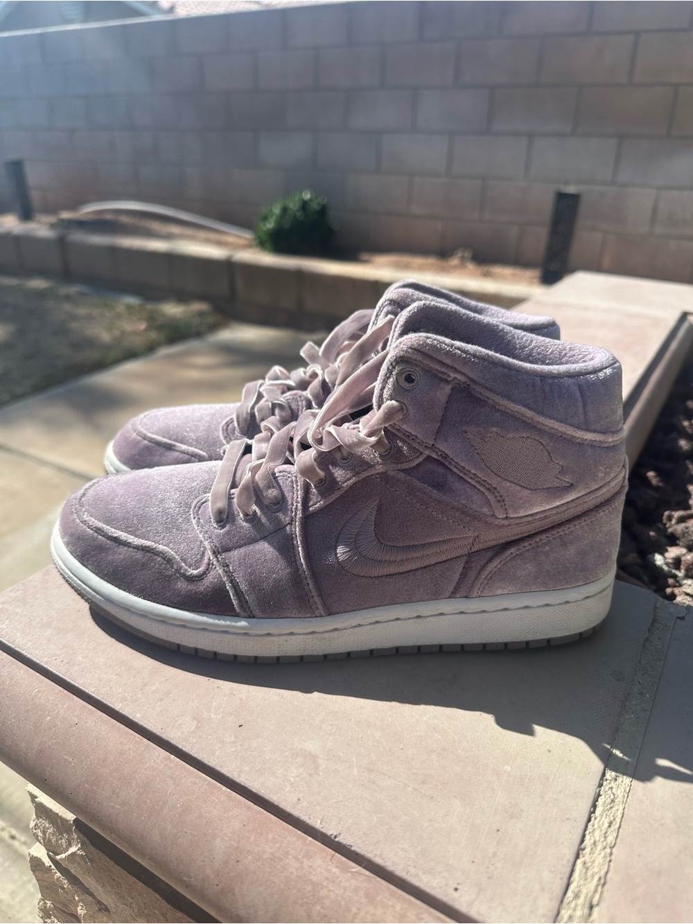Nike Women’s Mid-Top Suede Sneakers in Light Lavender DQ8397-500 No original box
